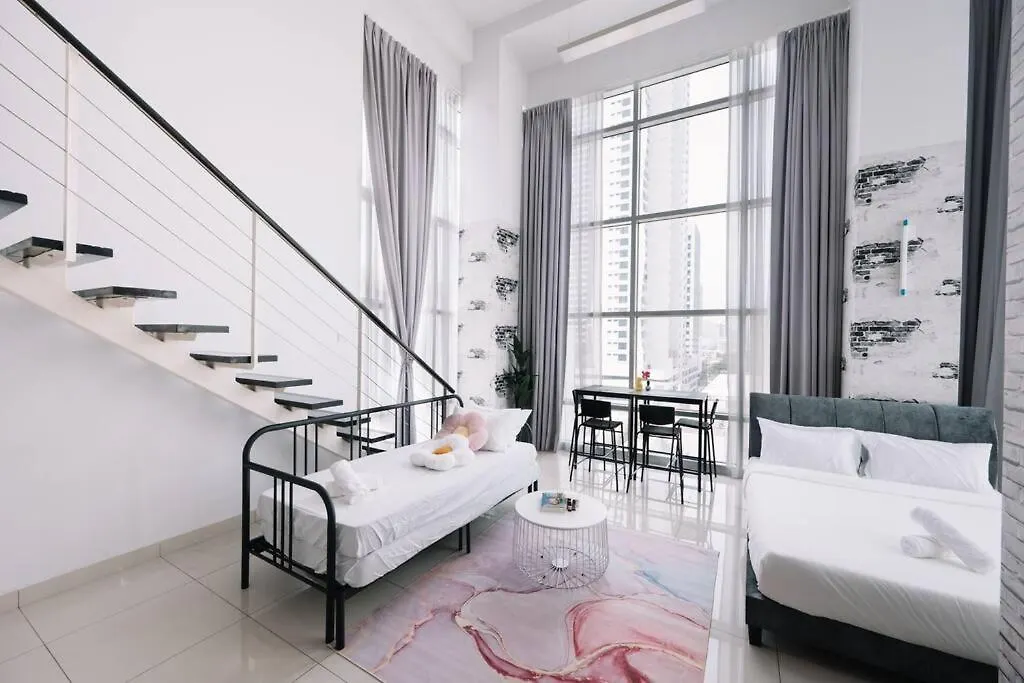 New Maritime Luxury Pool View Duplex Suite 601 Jelutong